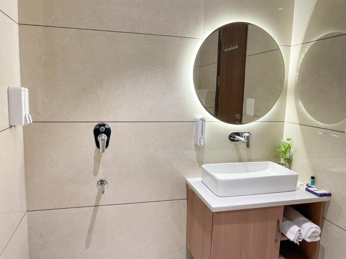 Hotel Crown Savoy, Near Railway Station & Guru Nanak Dev University Amritsar Exterior photo