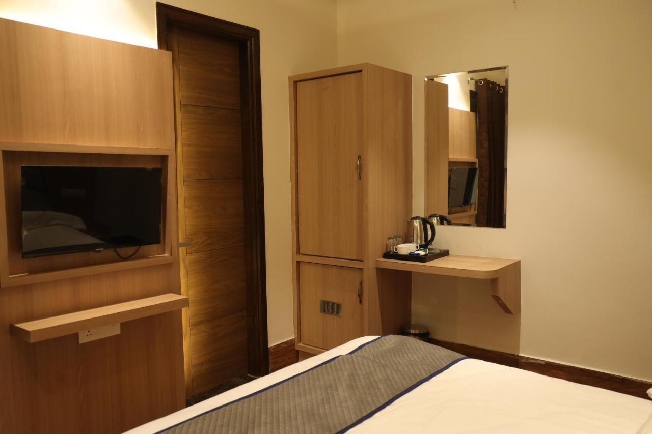 Hotel Crown Savoy, Near Railway Station & Guru Nanak Dev University Amritsar Exterior photo